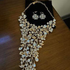Christian Soriano Crystal Waterfall Bib Necklace. NWOT